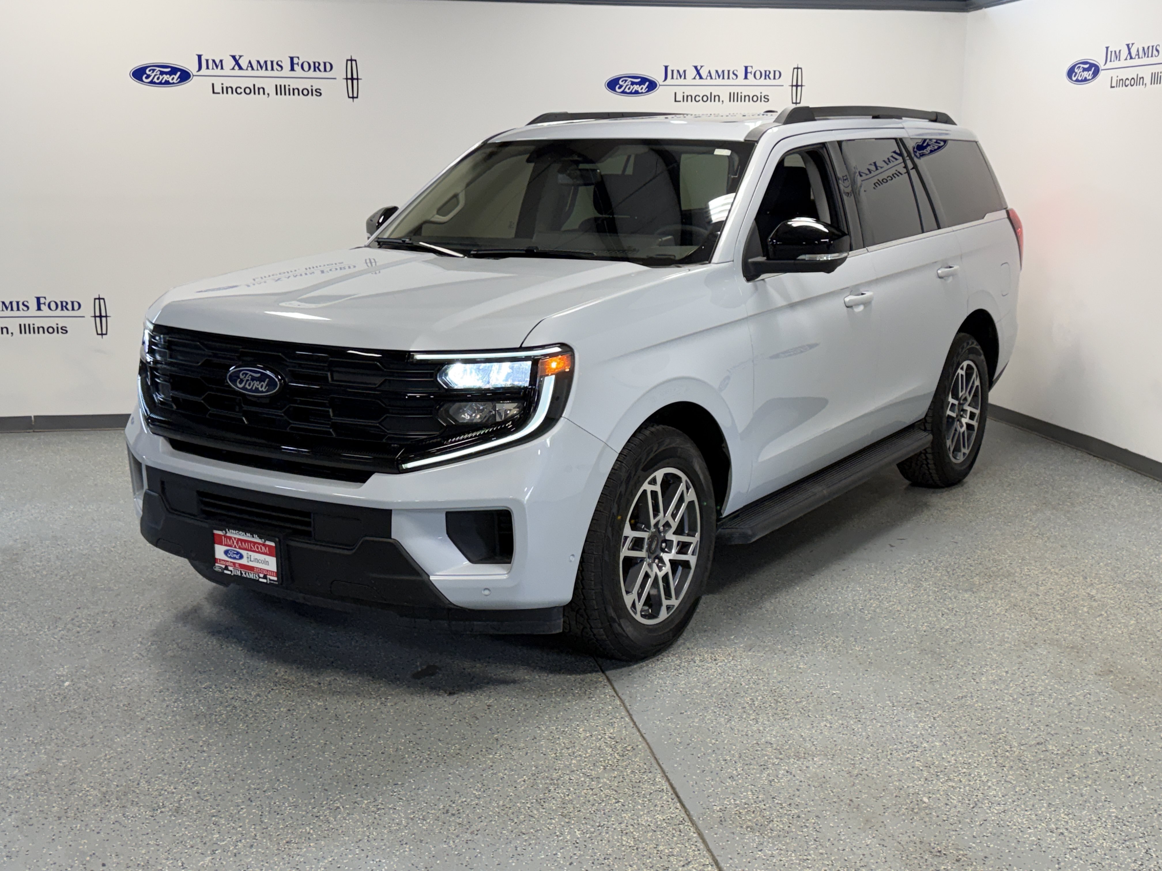 Used 2025 Ford Expedition Active AWD/4WD image 3