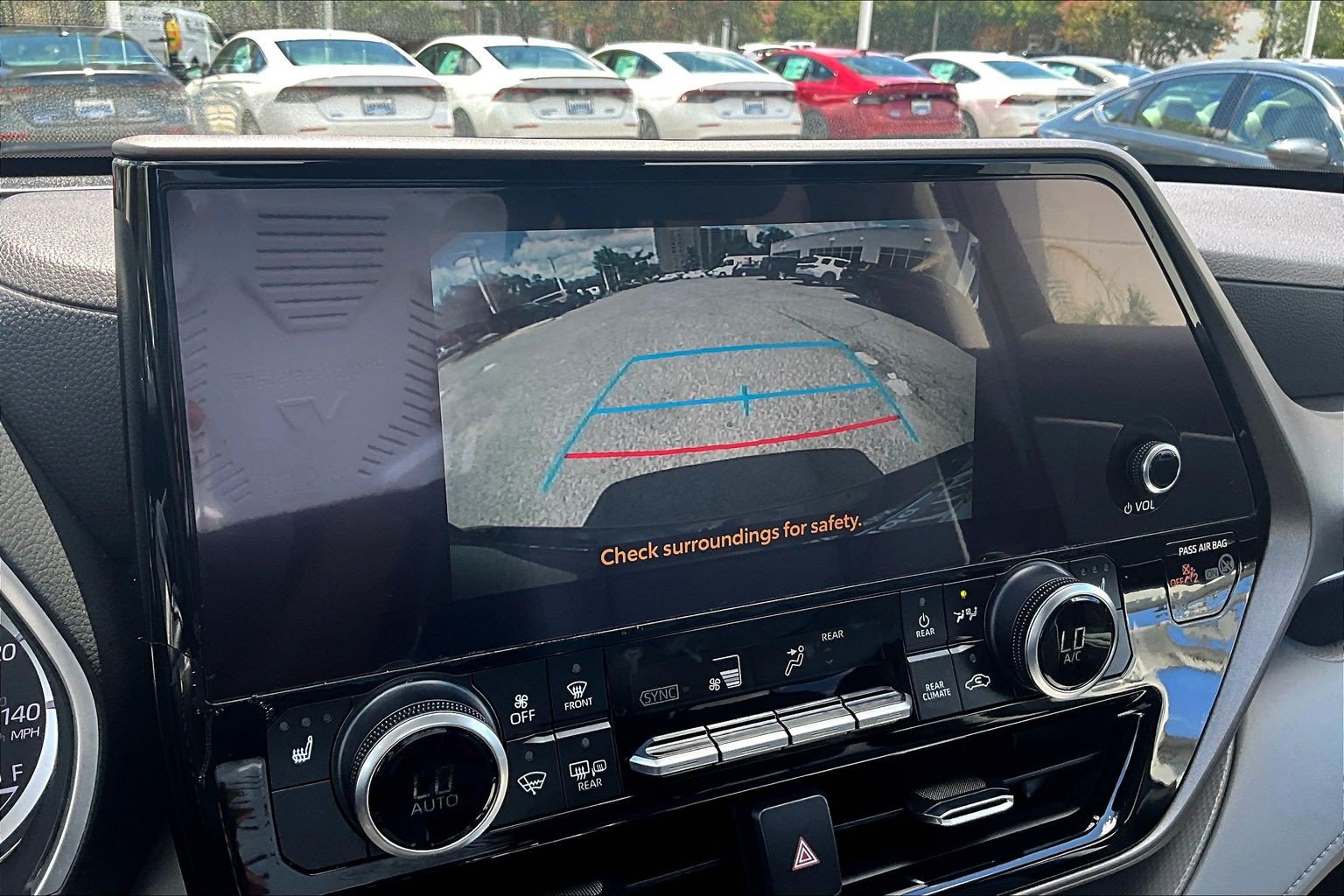 Used 2023 Toyota Highlander XLE AWD/4WD image 23