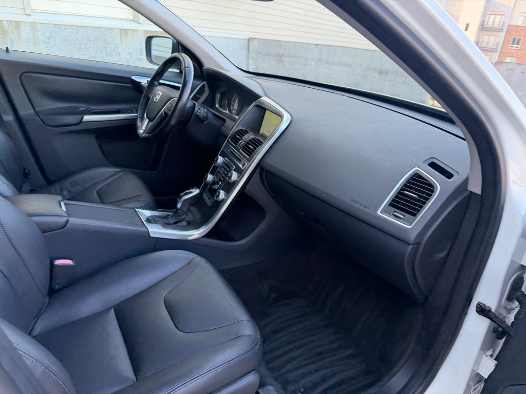 Used 2016 Volvo XC60 T5 Premier w/ Proximity Package FWD image 27
