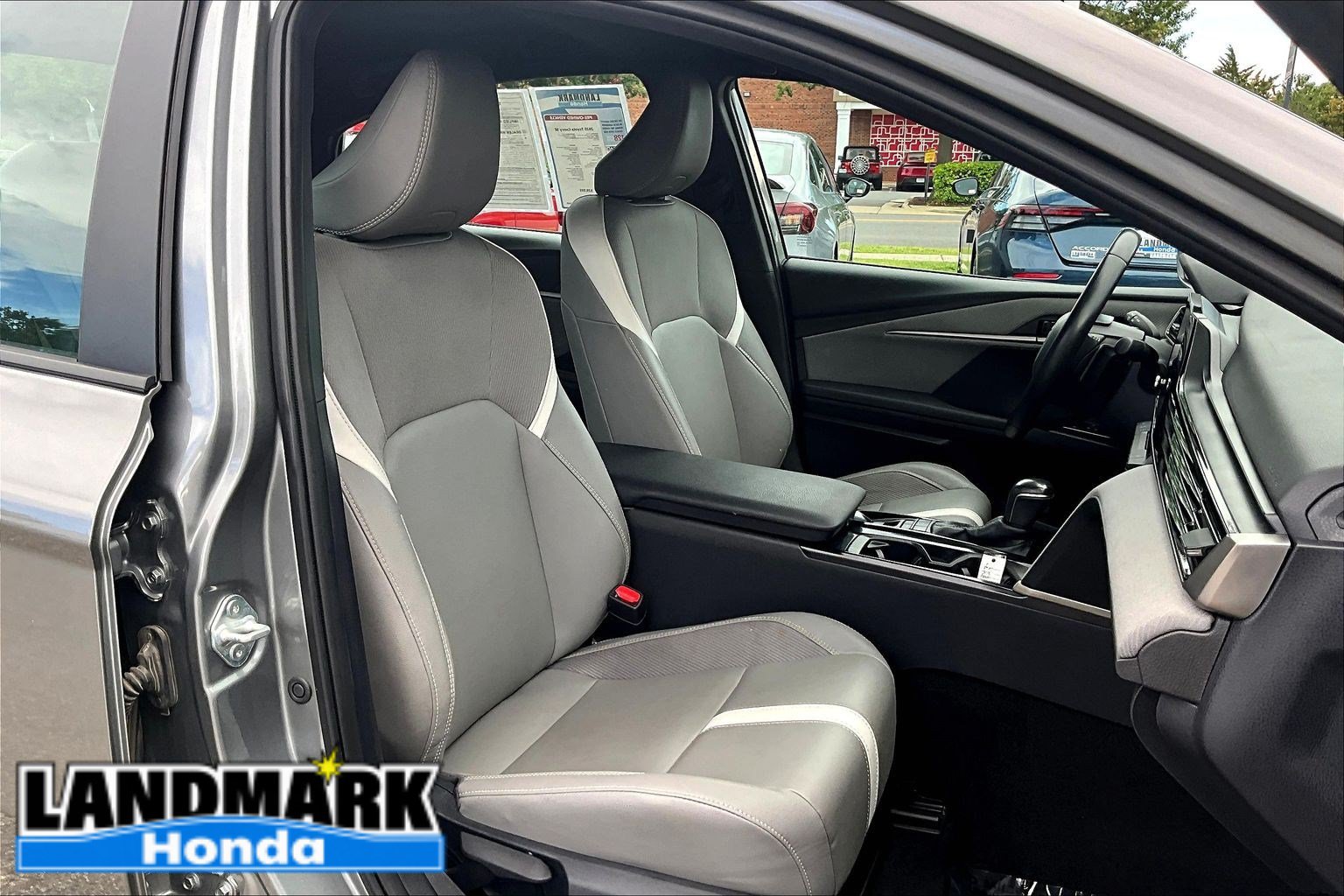Used 2025 Toyota Camry SE FWD image 7