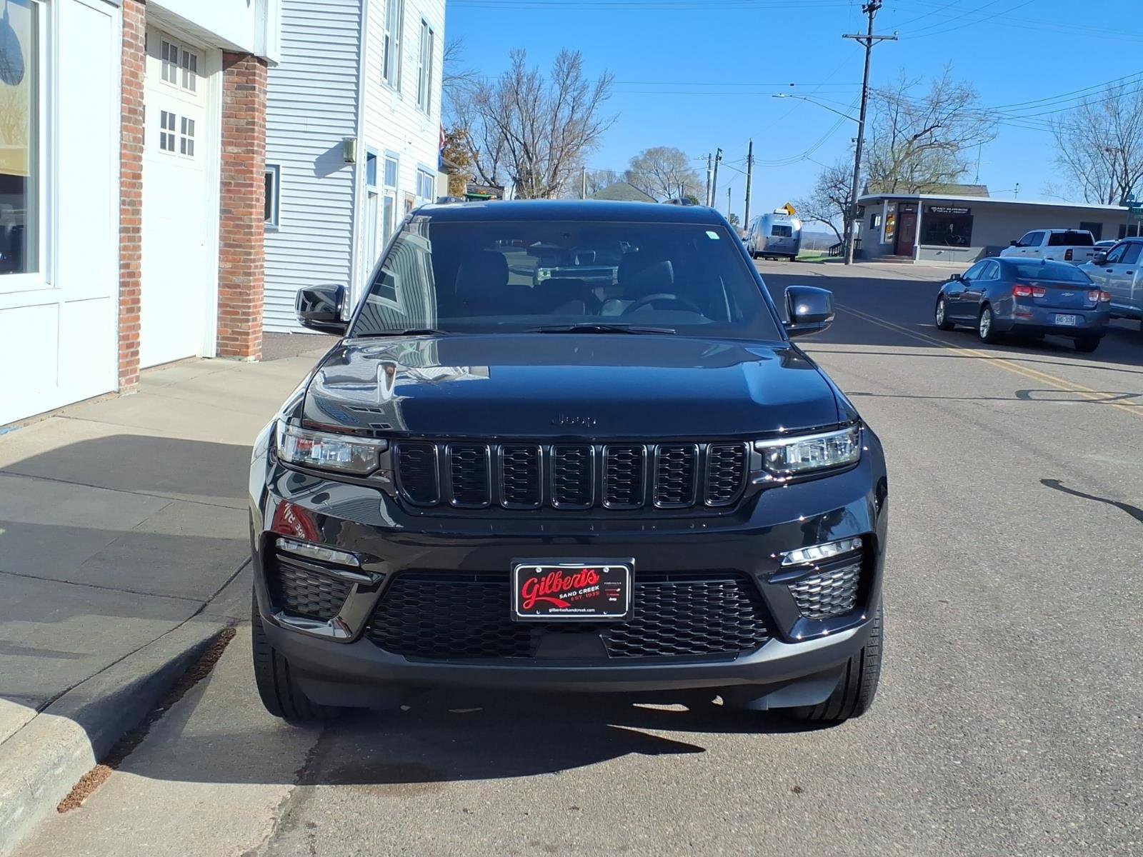Used 2025 Jeep Grand Cherokee Limited w/ Black Appearance Package AWD/4WD image 3