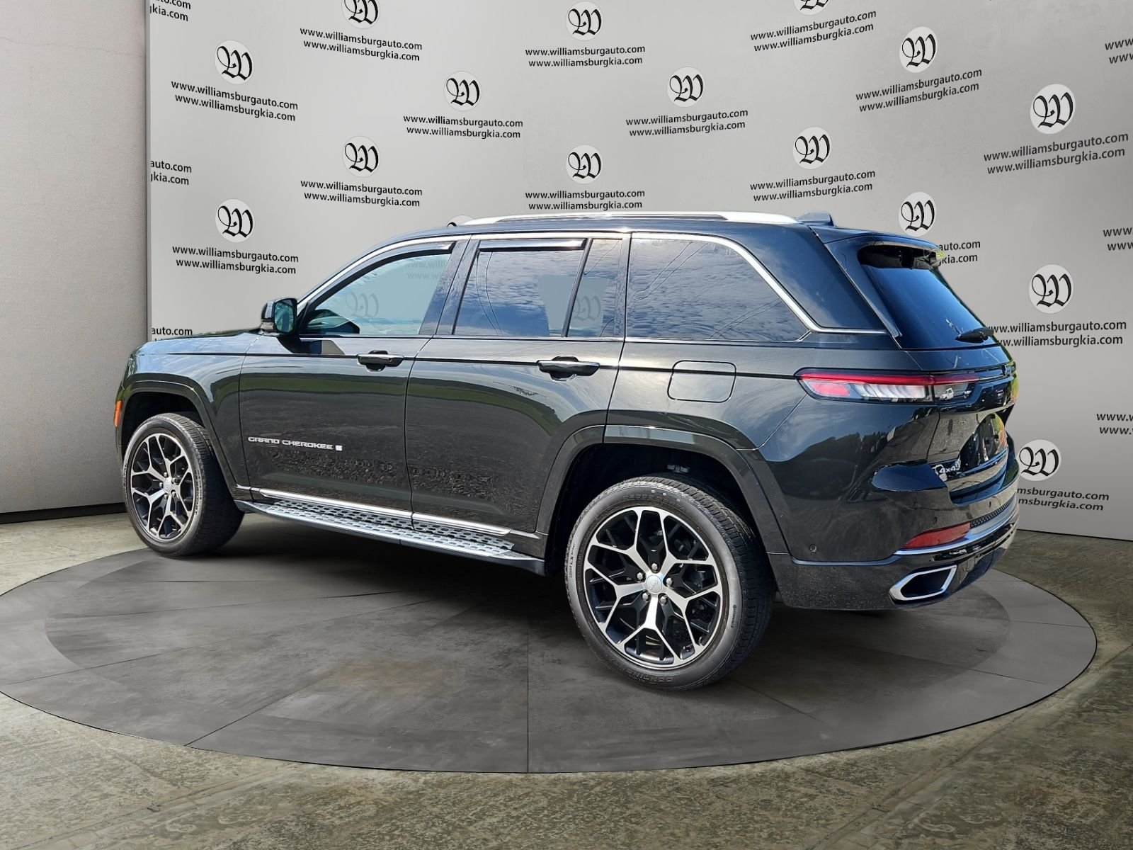 Used 2023 Jeep Grand Cherokee Summit AWD/4WD image 3