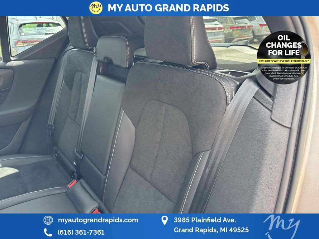 Used 2022 Volvo XC40 T5 R-Design w/ Advanced Package image 25