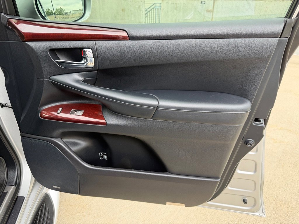 Used 2013 Lexus LX 570 4WD w/ Luxury Pkg image 23