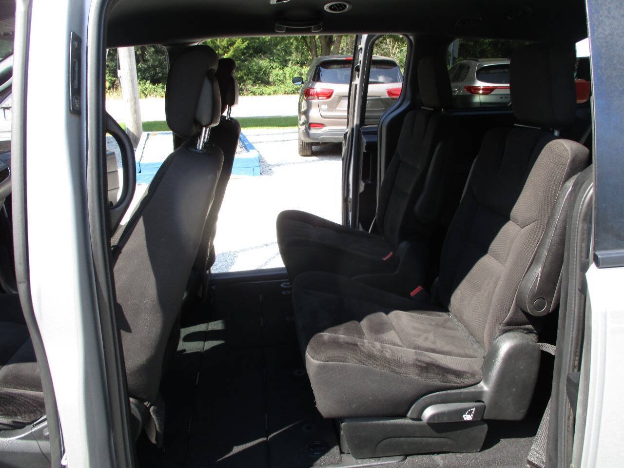 Used 2018 Dodge Grand Caravan SE FWD image 29