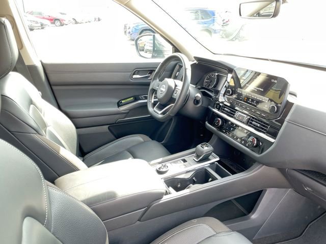 Used 2025 Nissan Pathfinder SL AWD/4WD image 19