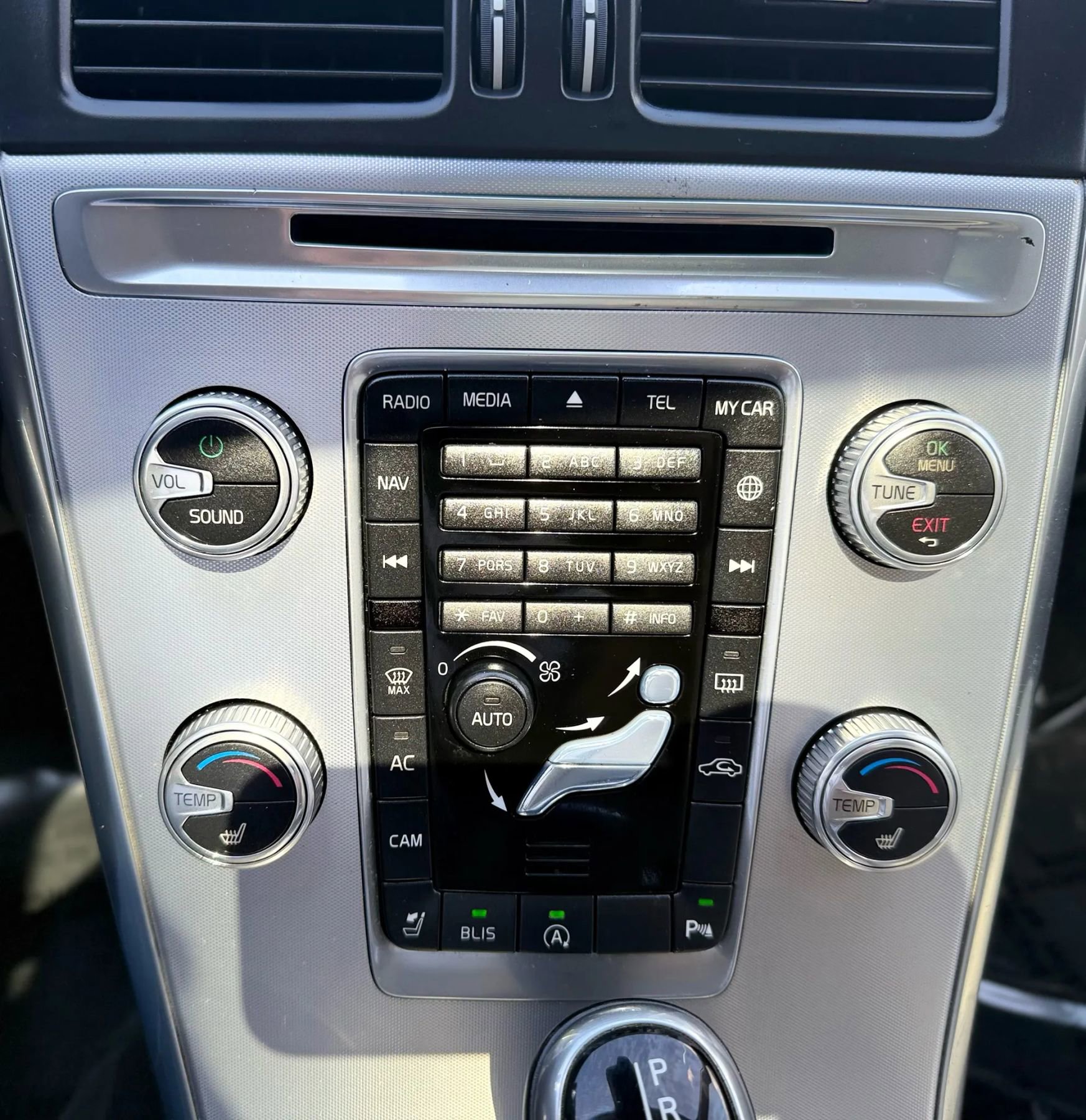 Used 2017 Volvo XC60 T6 Dynamic w/ Preferred Option Package image 18