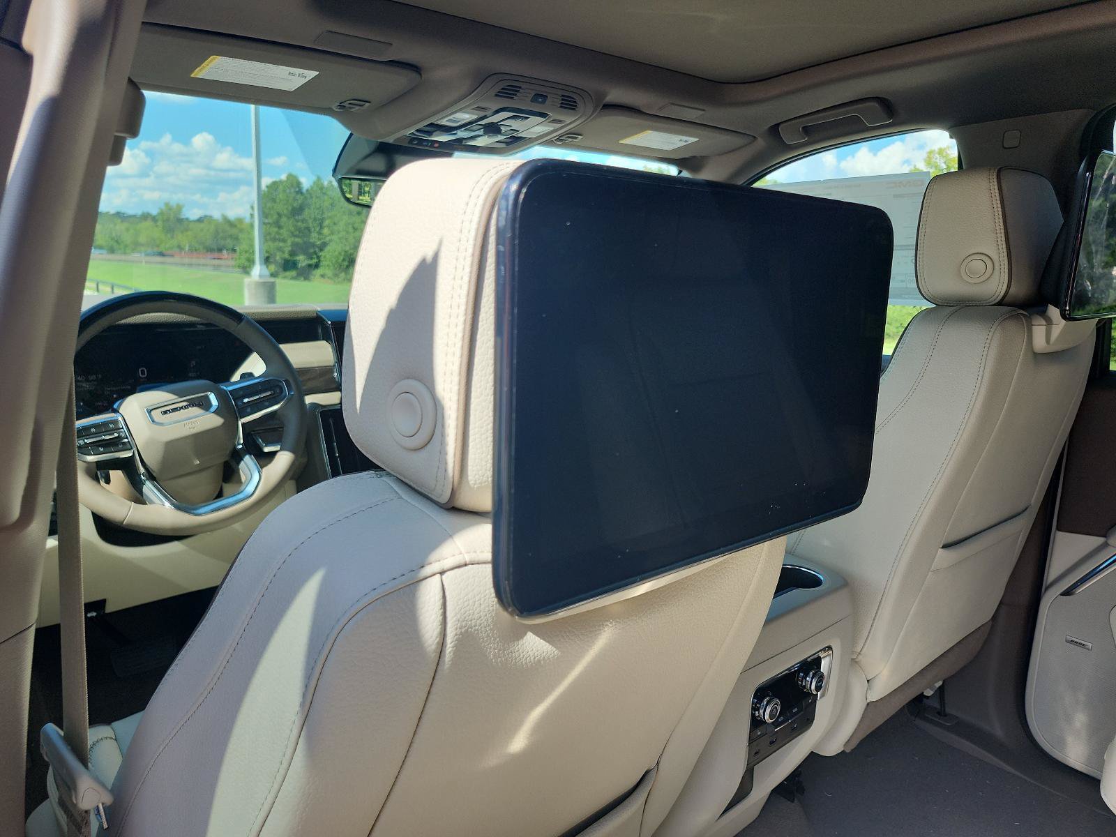 New 2026 GMC Yukon XL Denali w/ Denali Reserve Package AWD/4WD image 10