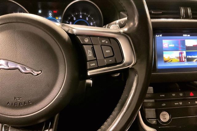Used 2018 Jaguar XF R-Sport image 19