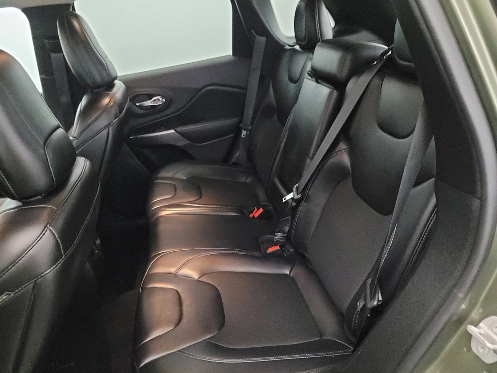 Used 2019 Jeep Cherokee Latitude Plus w/ Cold Weather Group AWD/4WD image 18