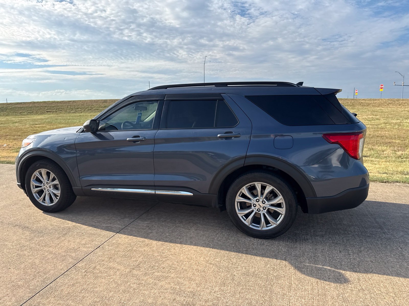 Used 2021 Ford Explorer XLT w/ Equipment Group 202A RWD image 16