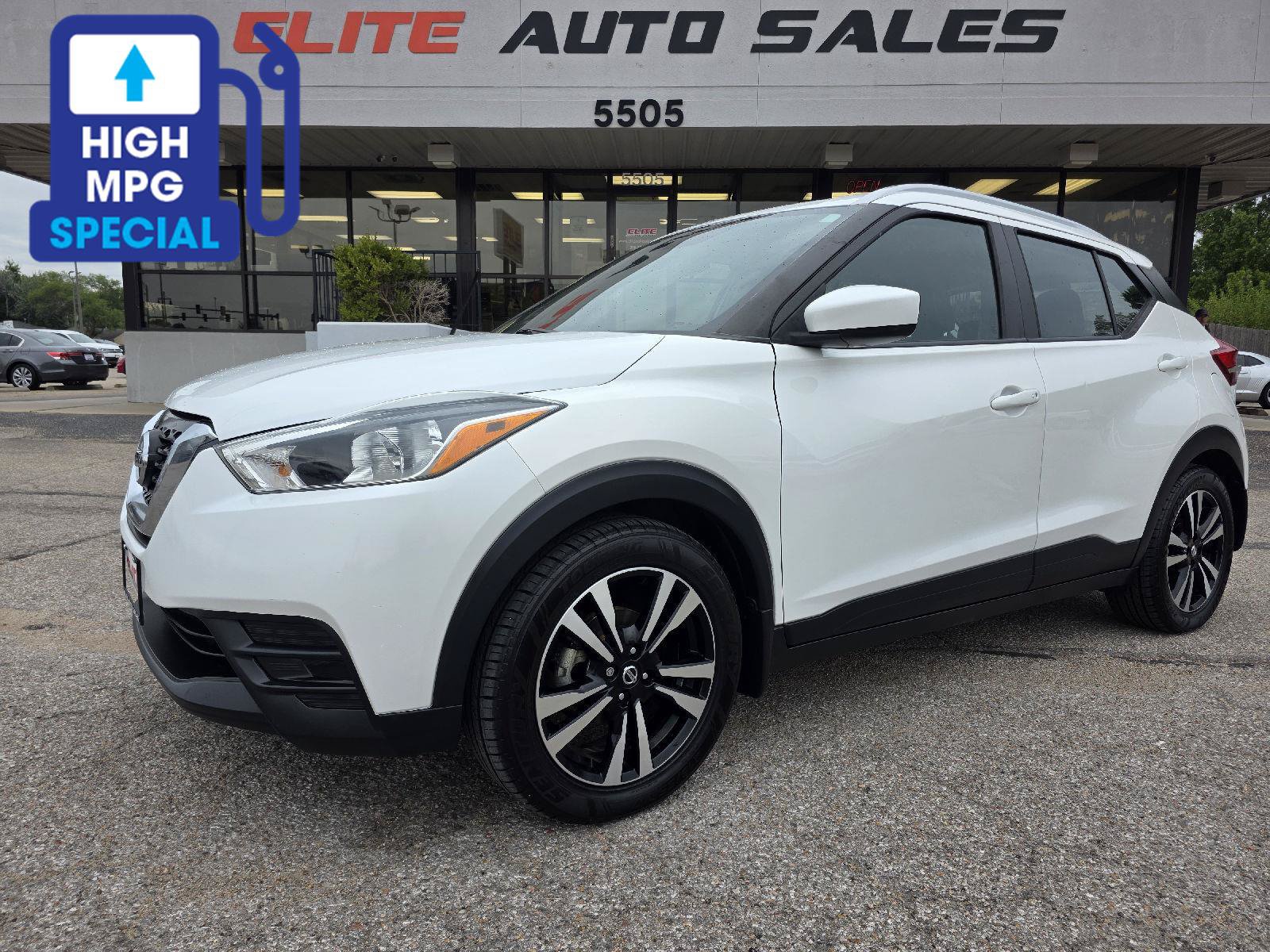 Used 2018 Nissan Kicks SV FWD image 1