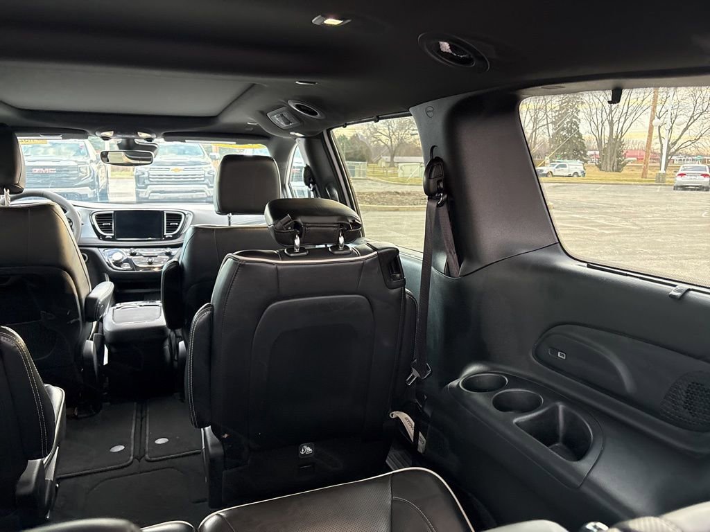 Used 2025 Chrysler Pacifica Limited image 10