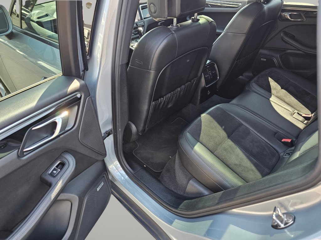 Used 2021 Porsche Macan w/ Premium Package image 23