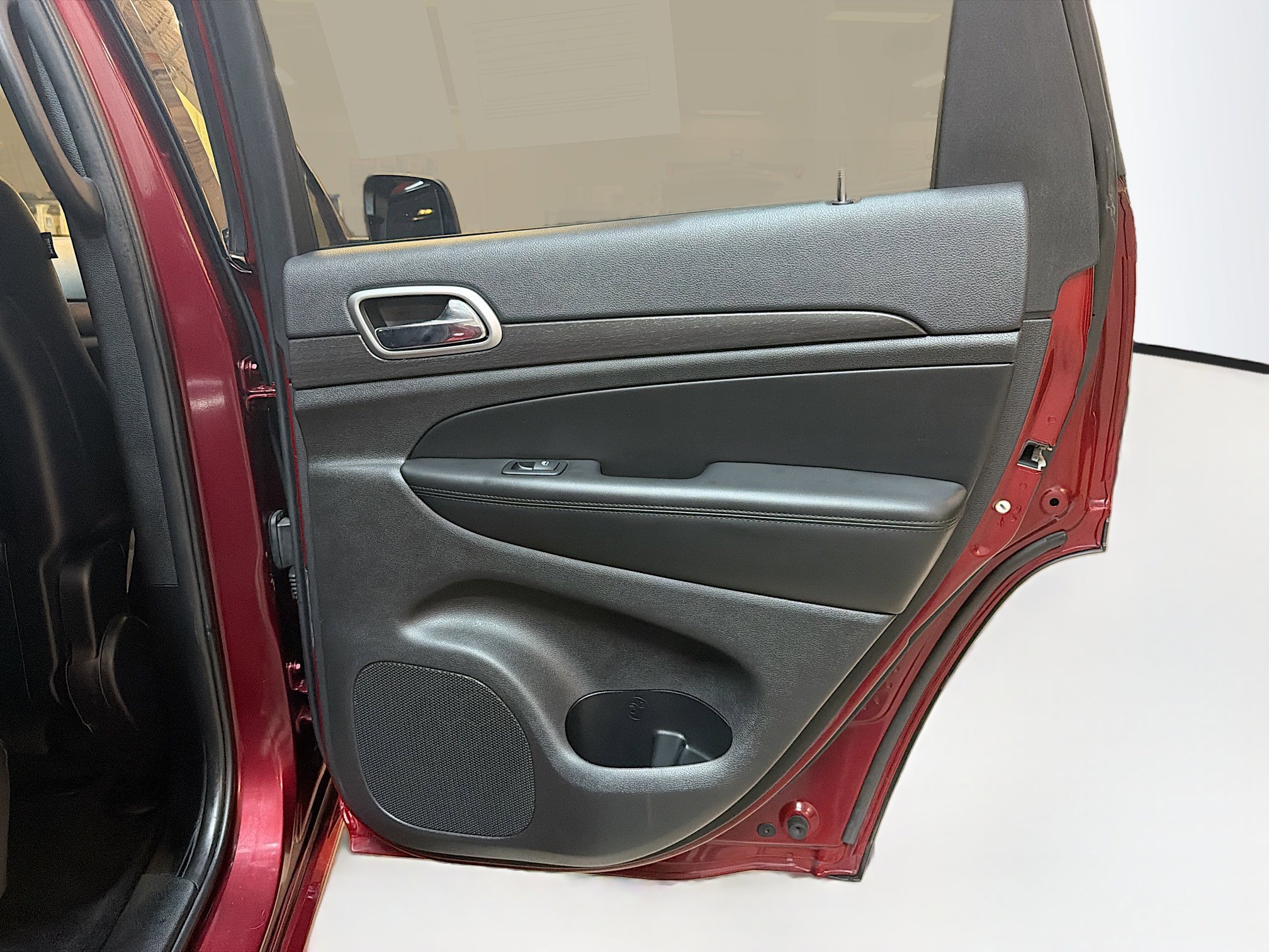 Used 2018 Jeep Grand Cherokee Altitude image 32