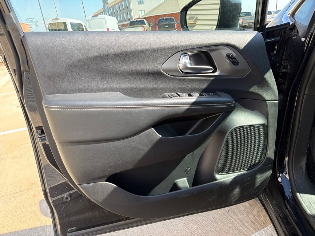 Used 2025 Chrysler Pacifica Select FWD image 24