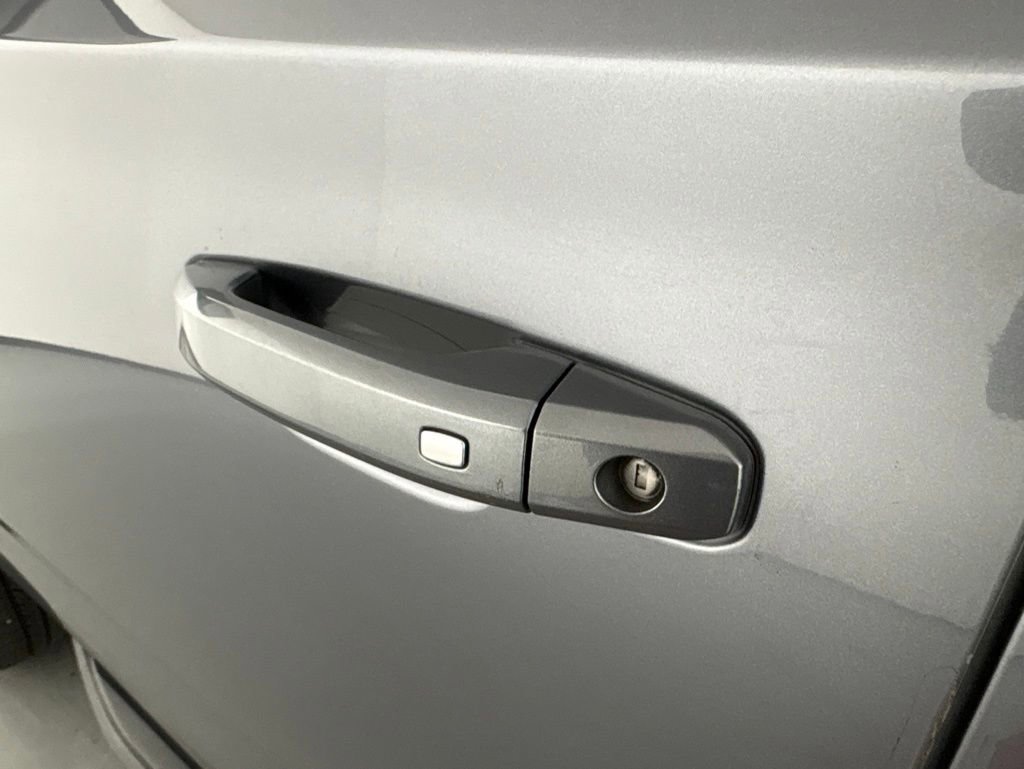 Used 2018 Chevrolet Tahoe LT w/ Luxury Package RWD image 14