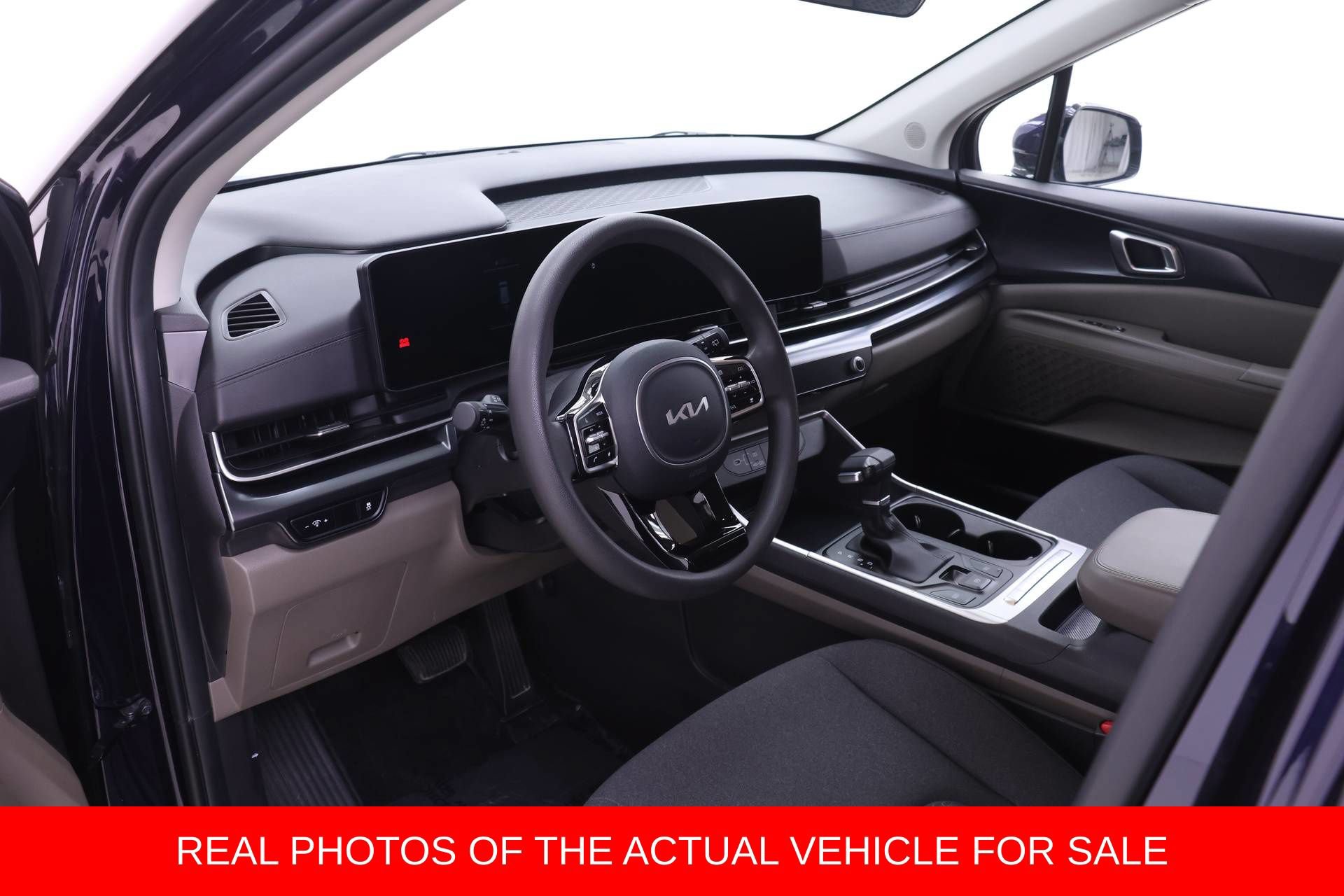 Used 2026 Kia Carnival LX FWD image 3