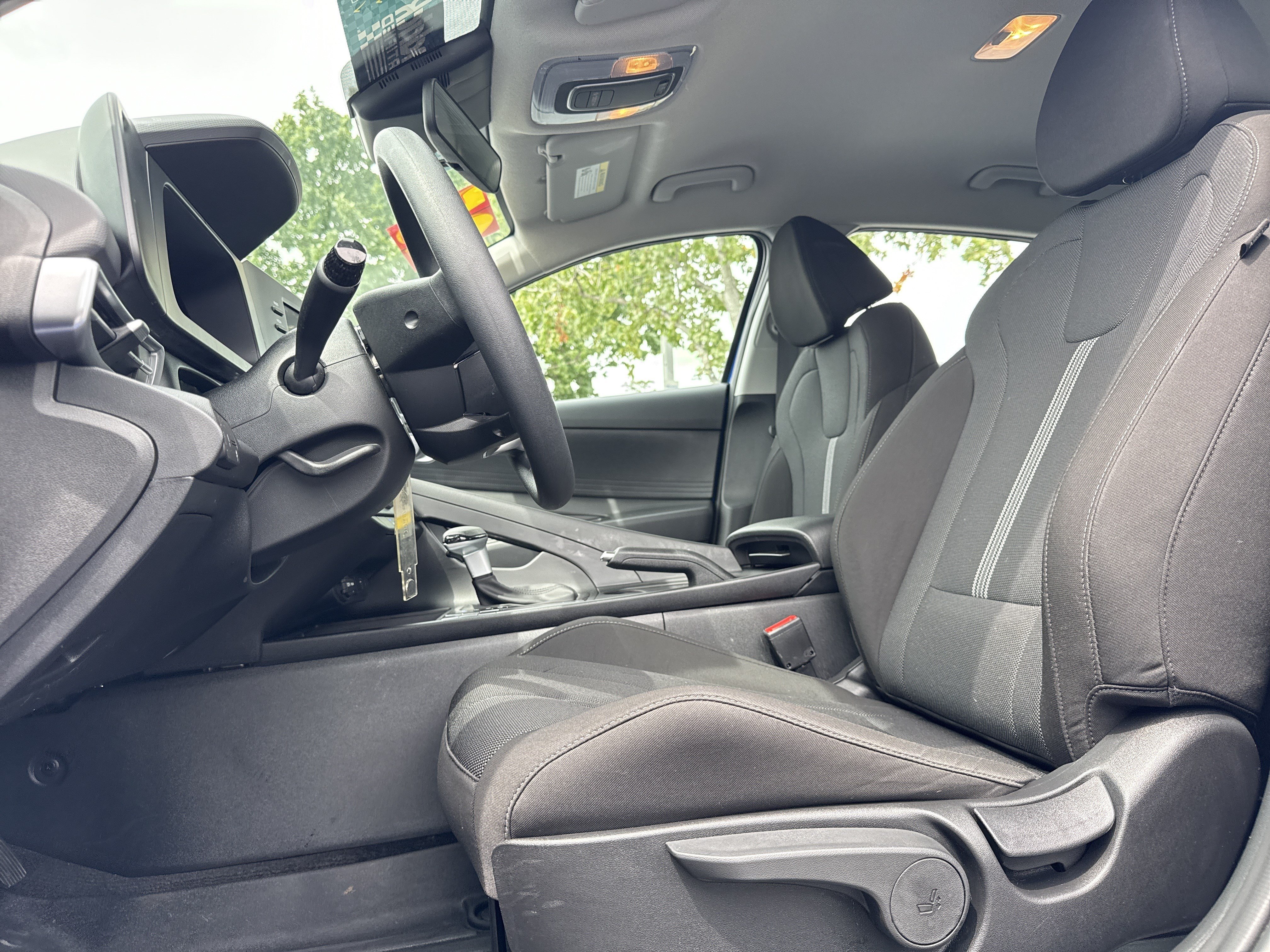 Used 2025 Hyundai Elantra SE FWD image 16