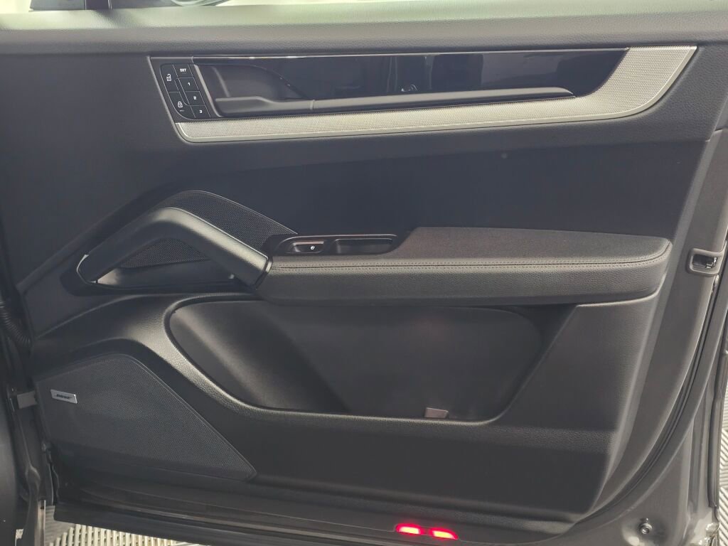 Certified 2025 Porsche Cayenne image 27