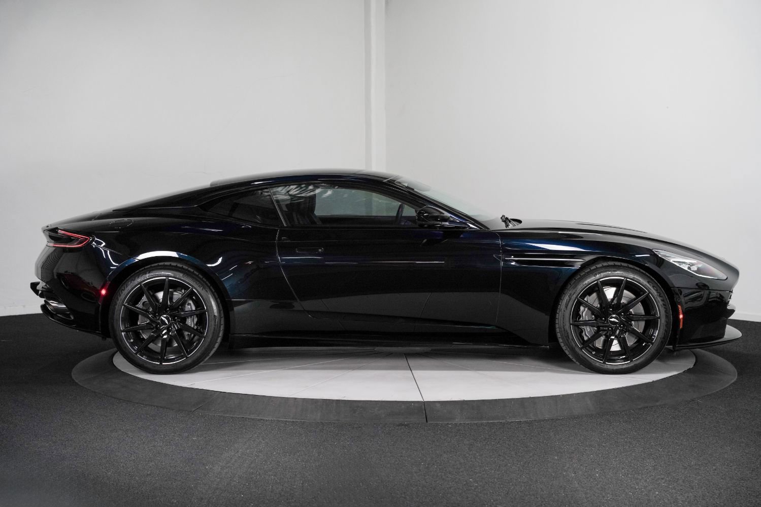 Used 2018 Aston Martin DB11 V12 image 9