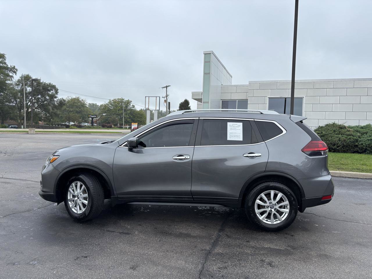Used 2018 Nissan Rogue SV w/ Sun & Sound Touring Package AWD/4WD image 4