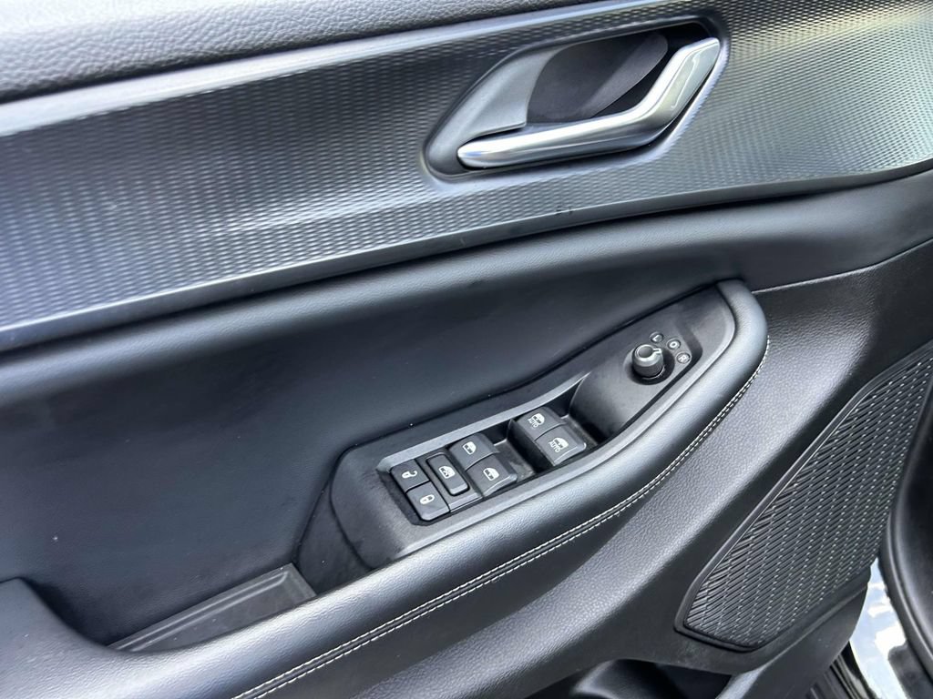 Used 2024 Jeep Grand Cherokee Altitude RWD image 11