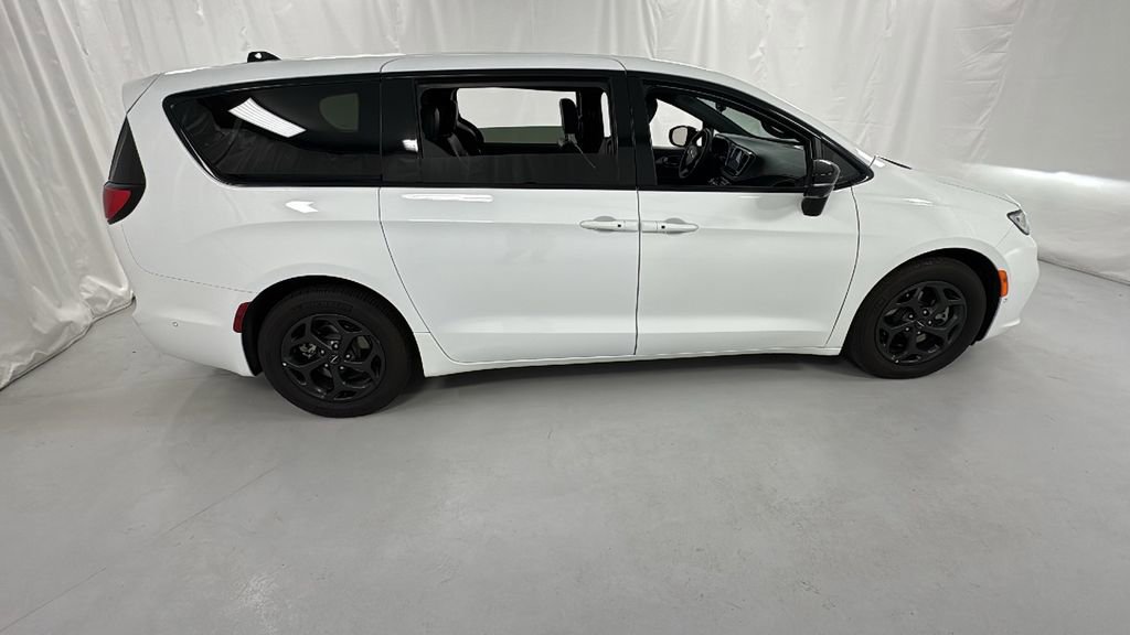 Used 2024 Chrysler Pacifica Select image 2