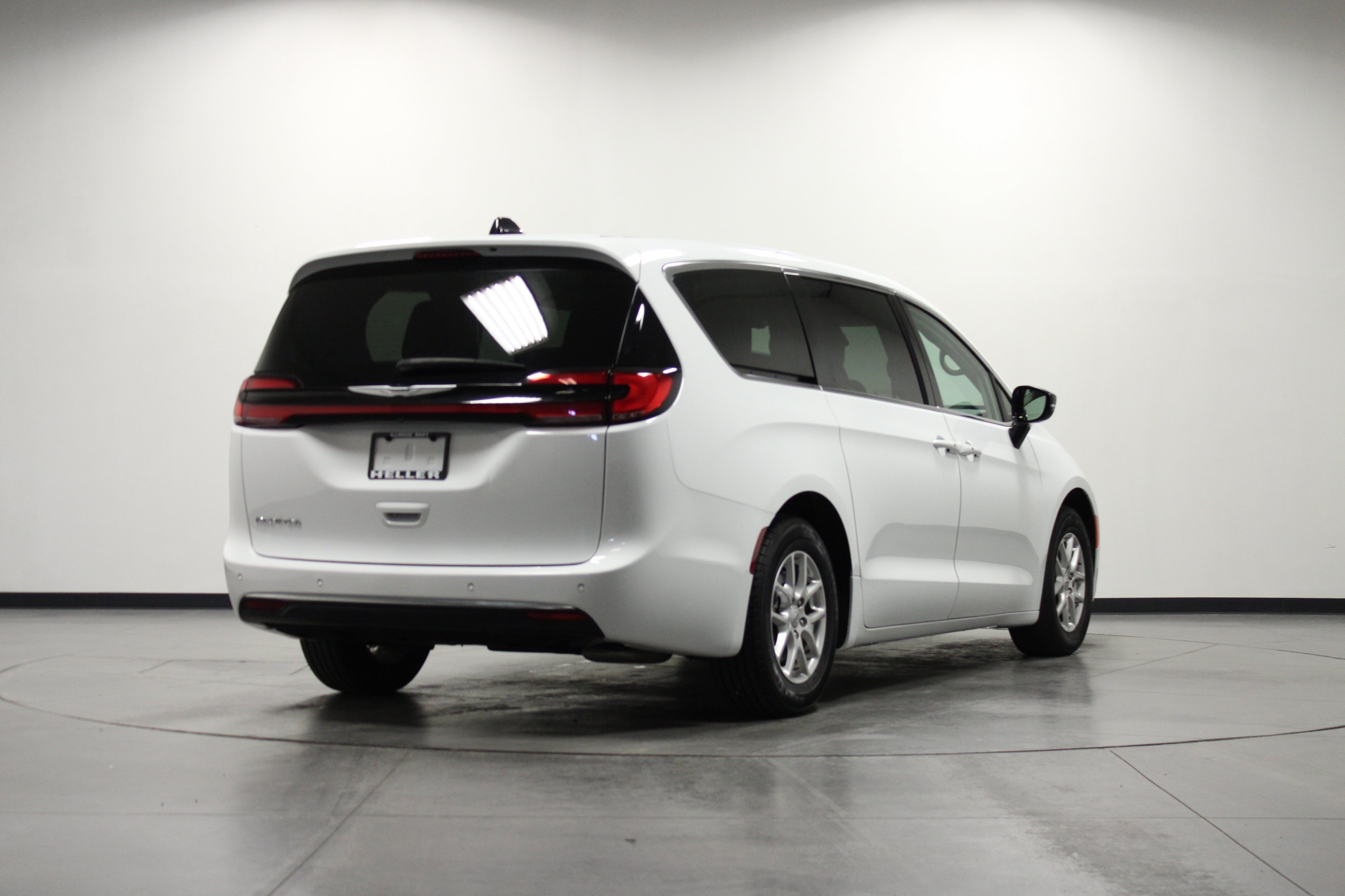 Used 2024 Chrysler Pacifica Touring-L FWD image 4
