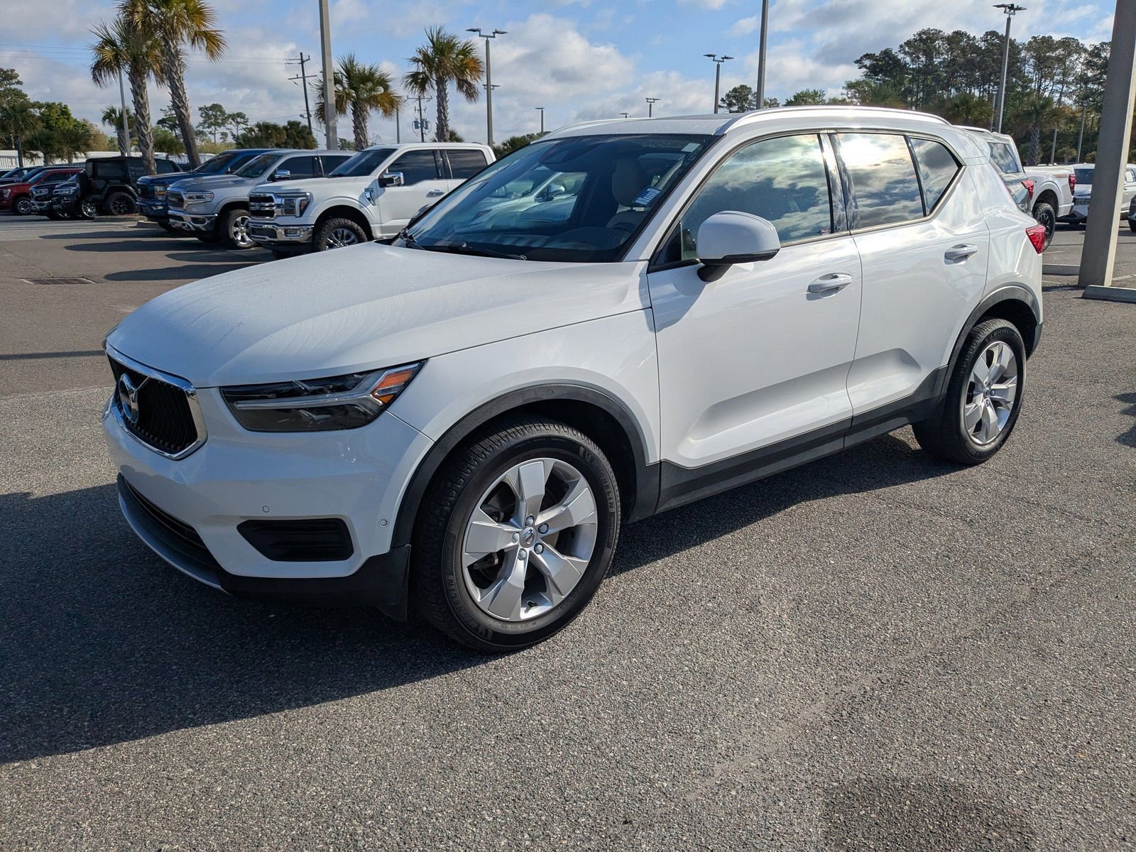 Used 2019 Volvo XC40 T5 Momentum image 8
