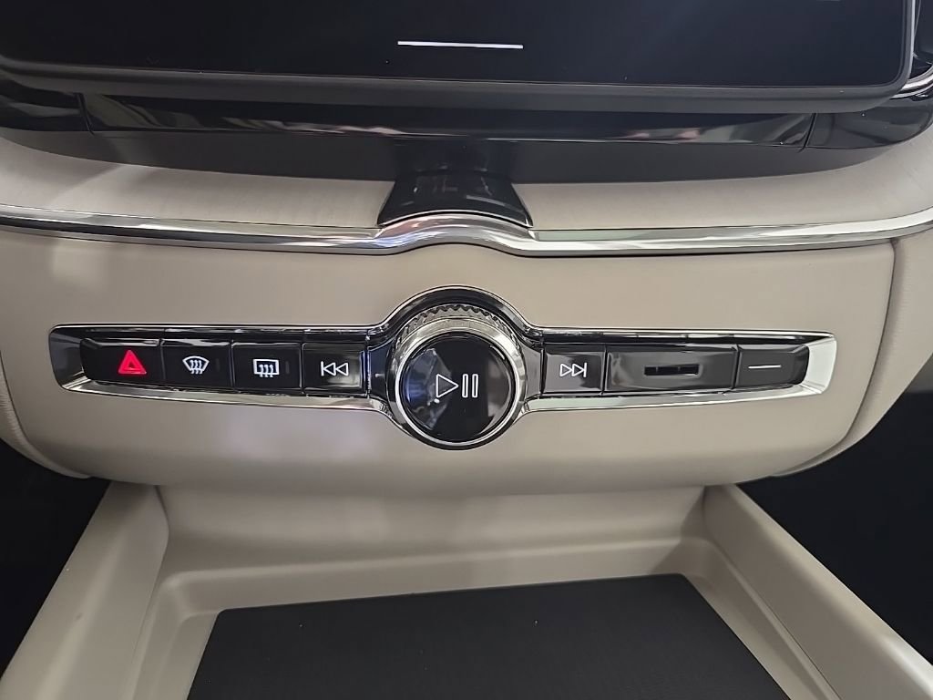 New 2026 Volvo XC60 T8 Ultra w/ Protection Package Premier AWD/4WD image 15