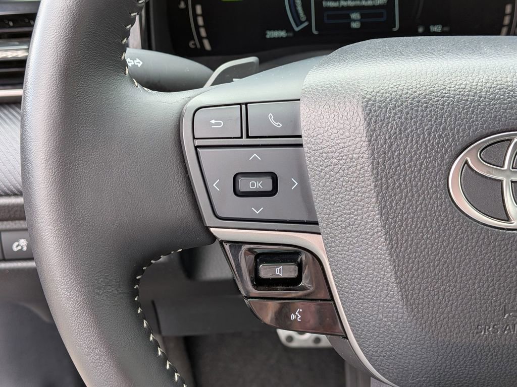 Used 2025 Toyota Camry SE image 19