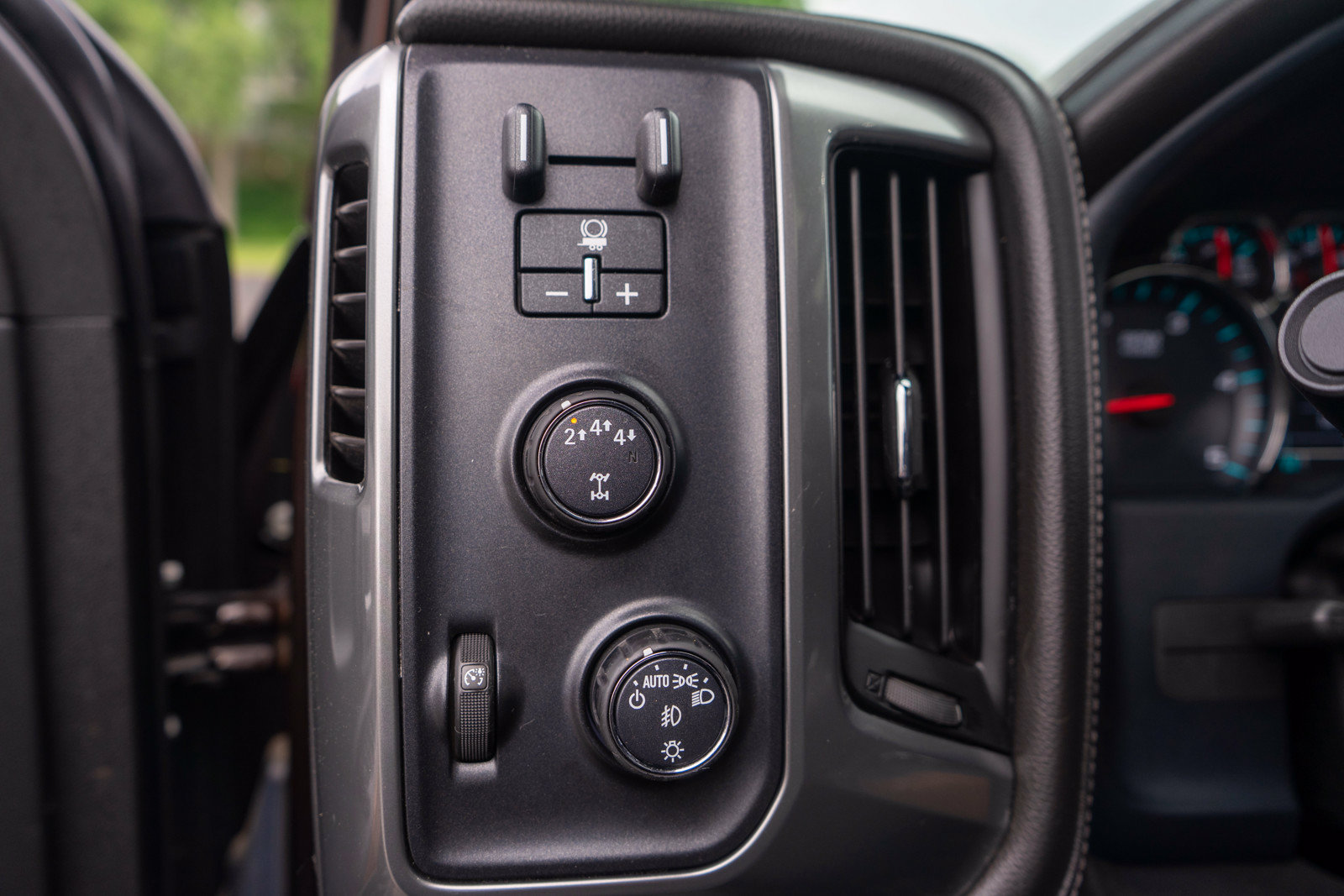 Used 2018 Chevrolet Silverado 2500 LTZ w/ Duramax Plus Package AWD/4WD image 16
