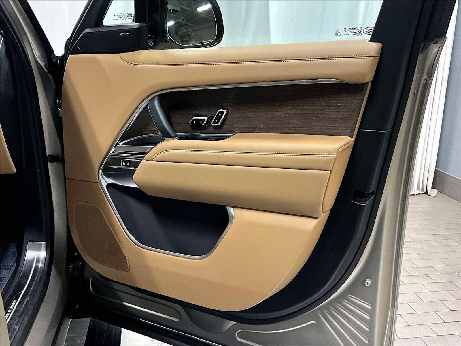 Used 2025 Land Rover Range Rover SE image 28