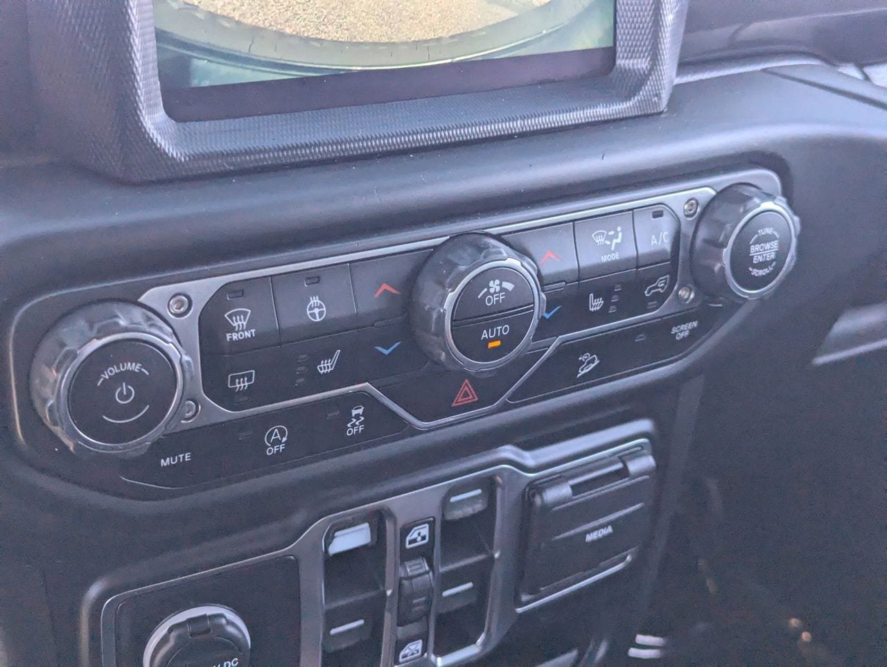 Used 2019 Jeep Wrangler Unlimited Sahara image 23