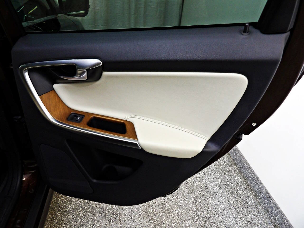 Used 2015 Volvo XC60 T6 Platinum w/ Inscription Package image 12