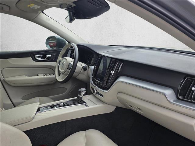 Used 2018 Volvo XC60 T6 Momentum w/ Convenience Package image 12