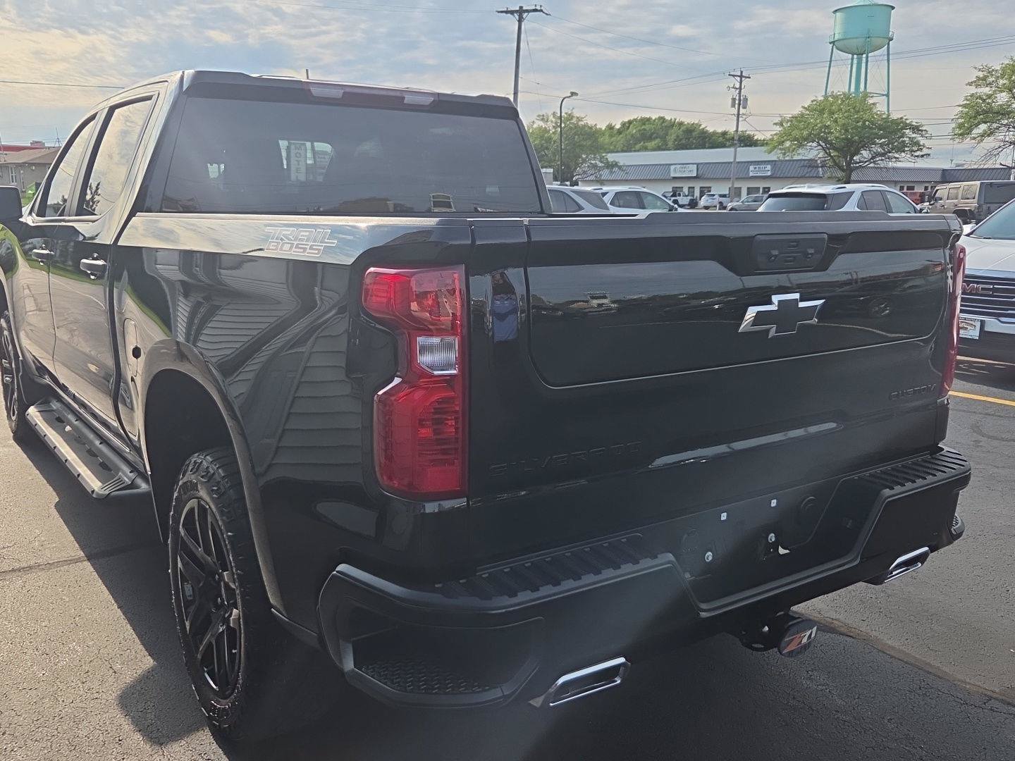 Used 2023 Chevrolet Silverado 1500 Custom Trail Boss w/ LPO, Dark Essentials Package AWD/4WD image 5