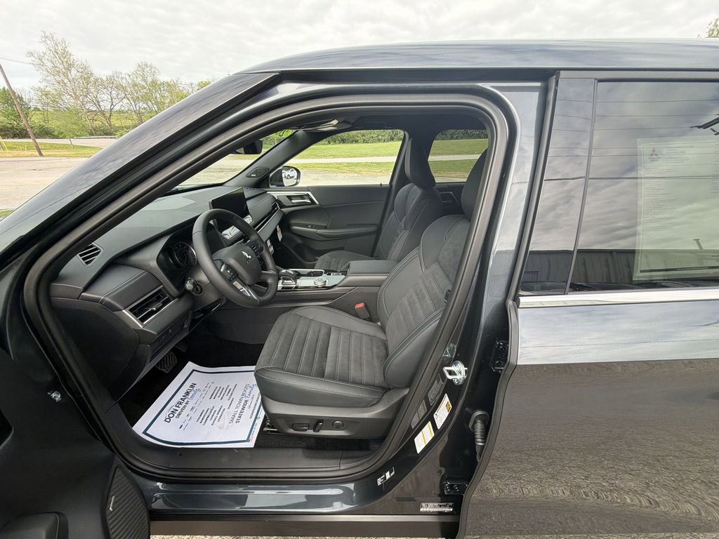 New 2026 Mitsubishi Outlander LE AWD/4WD image 11