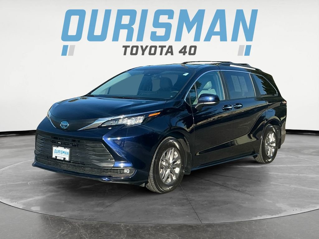 Used 2025 Toyota Sienna XLE image 2