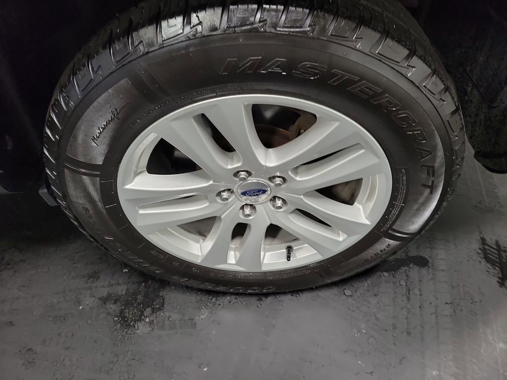 Used 2019 Ford Explorer XLT w/ Equipment Group 202A image 11