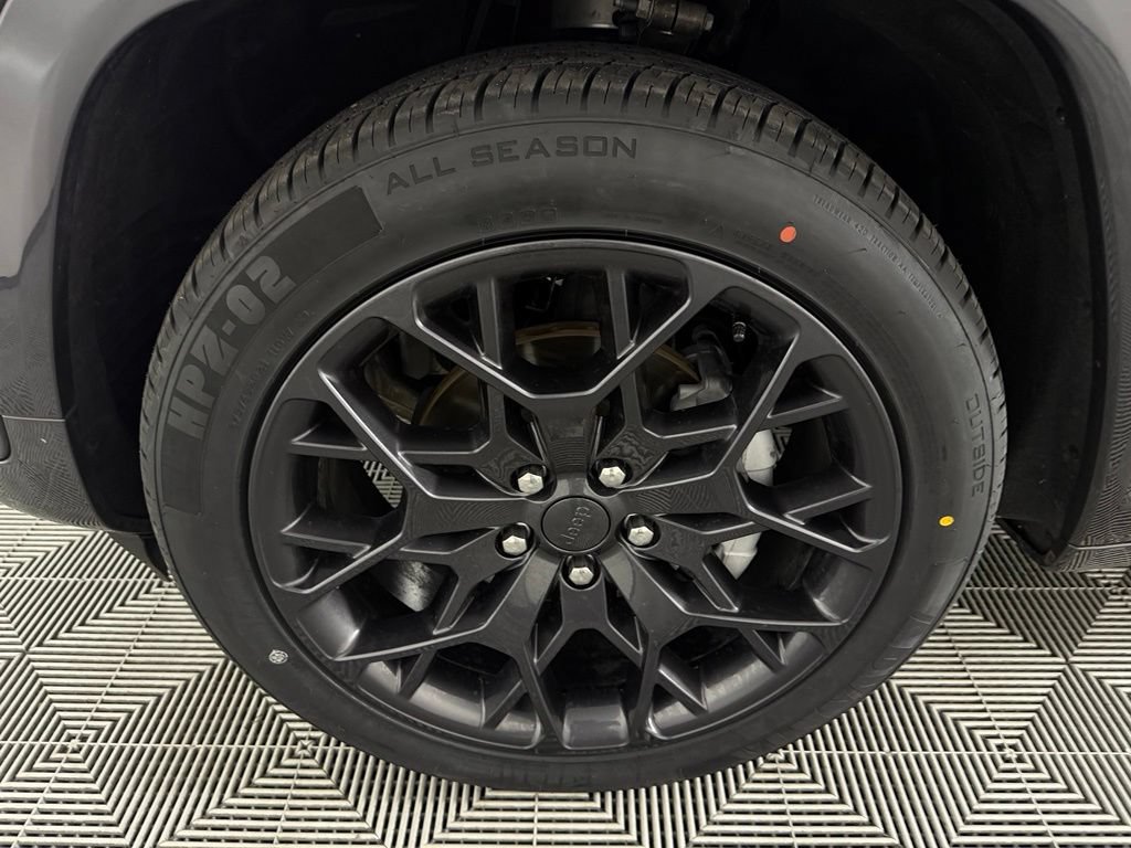 Certified 2025 Jeep Grand Cherokee Summit w/ Obsidian Package AWD/4WD image 11