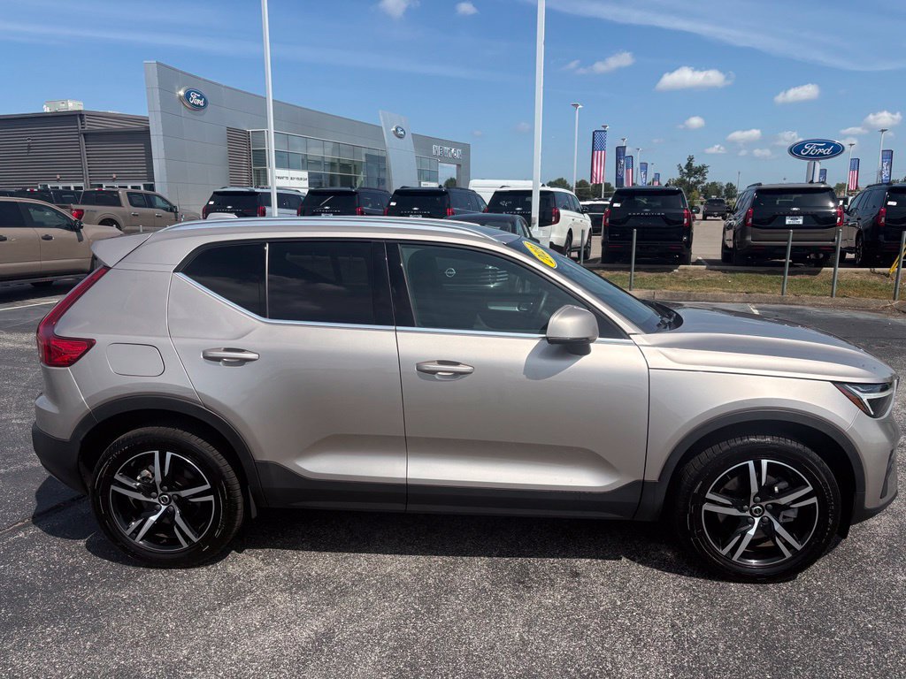 Used 2024 Volvo XC40 B5 Core AWD/4WD image 3