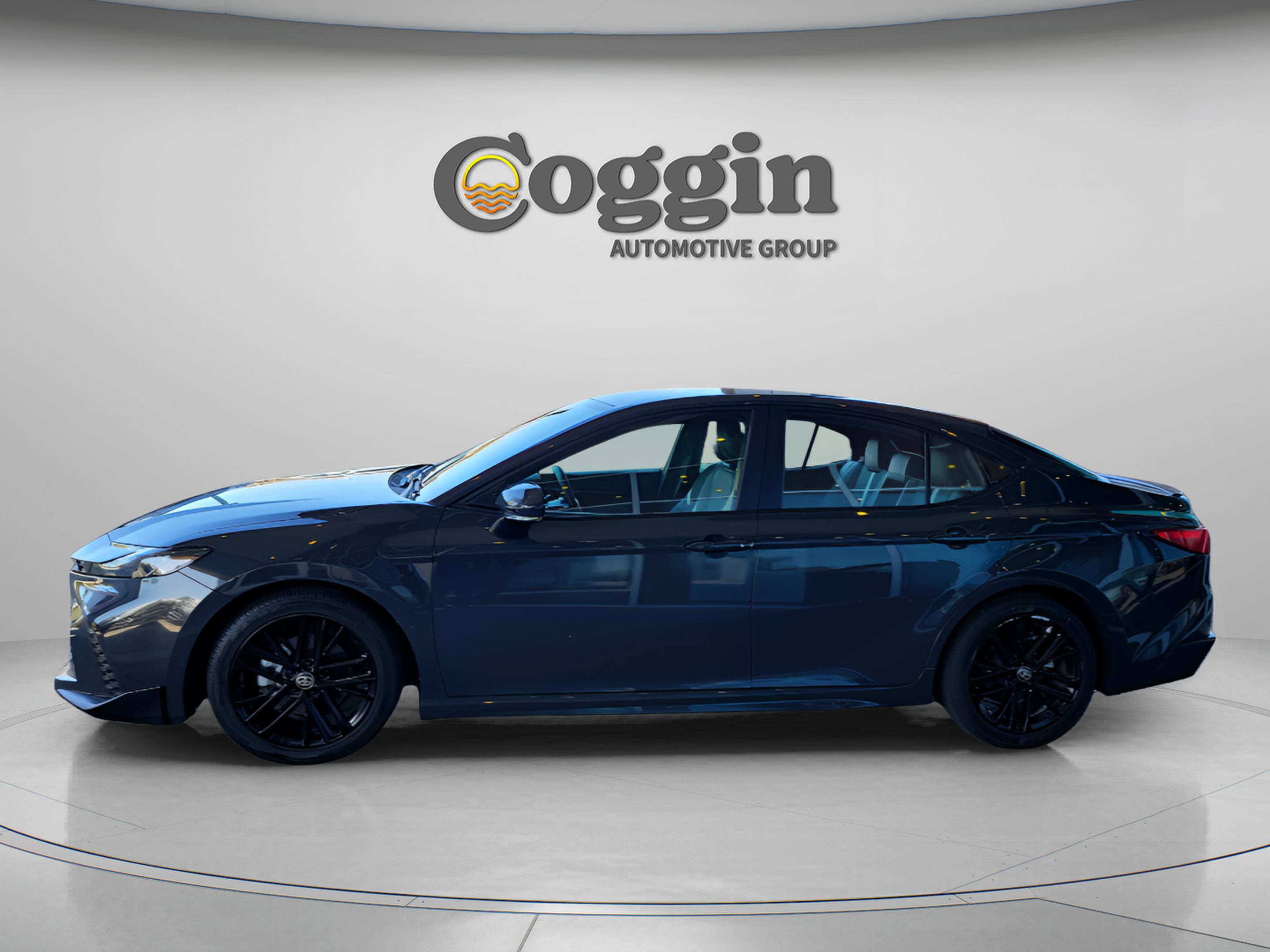 Used 2025 Toyota Camry SE image 2