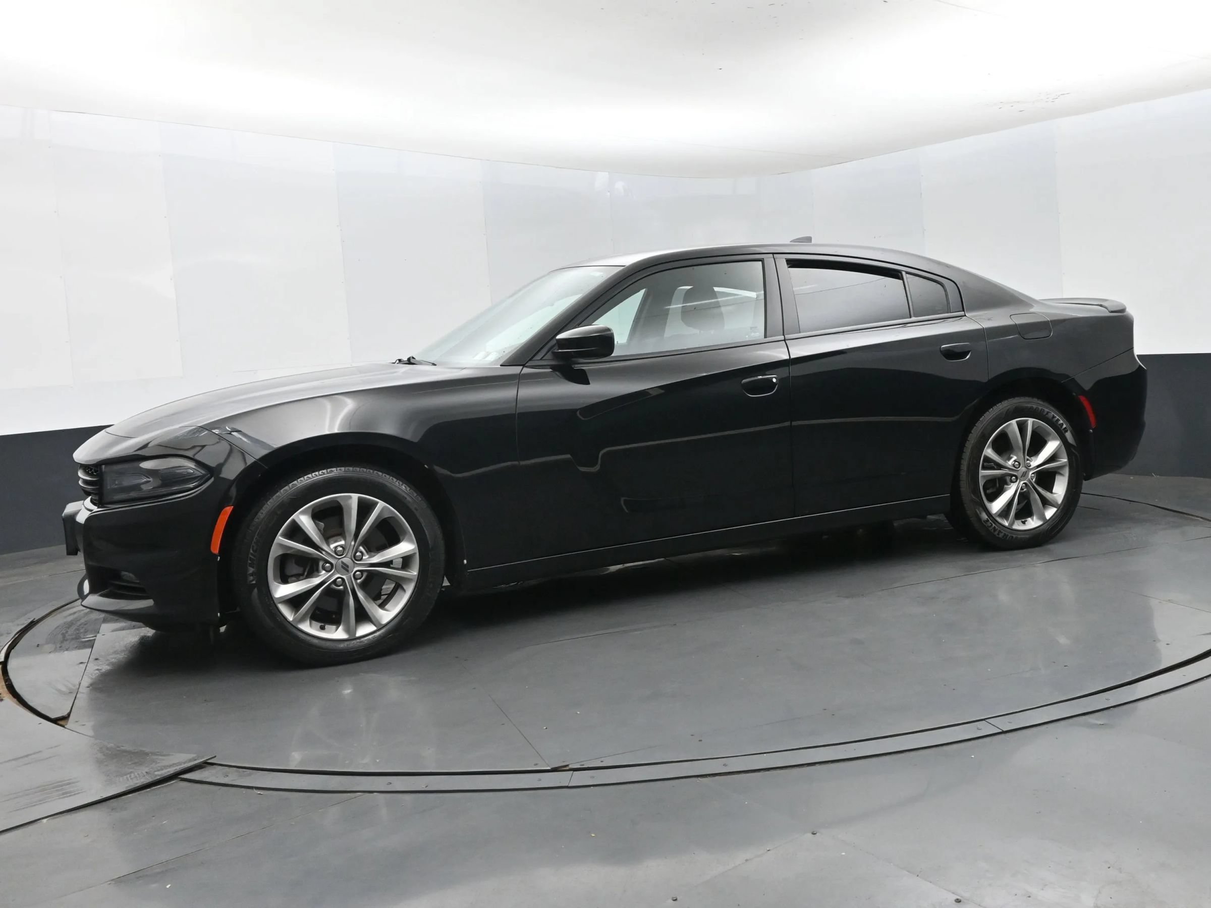 Used 2020 Dodge Charger SXT AWD/4WD image 5