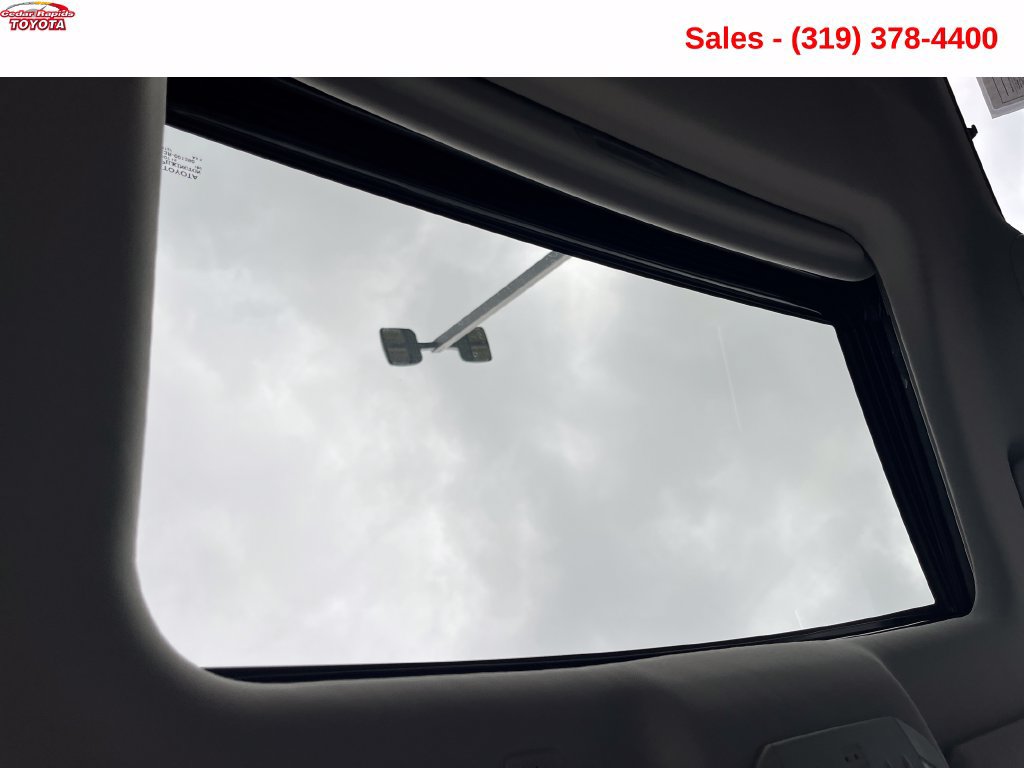 Used 2022 Toyota Highlander XLE AWD/4WD image 19