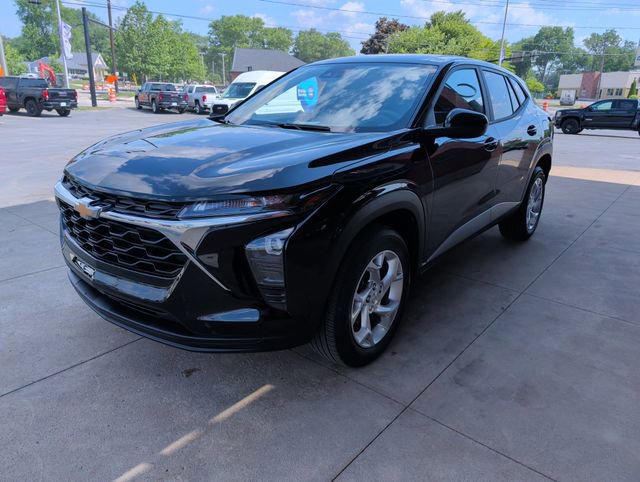 Used 2024 Chevrolet Trax LS w/ LS Convenience Package FWD image 3