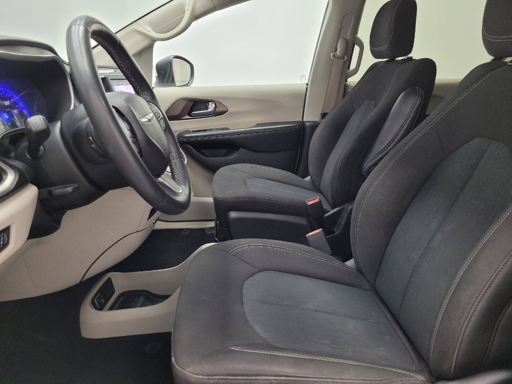 Used 2022 Chrysler Voyager LX FWD image 17
