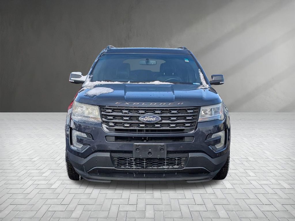 Used 2017 Ford Explorer XLT w/ Equipment Group 202A image 4