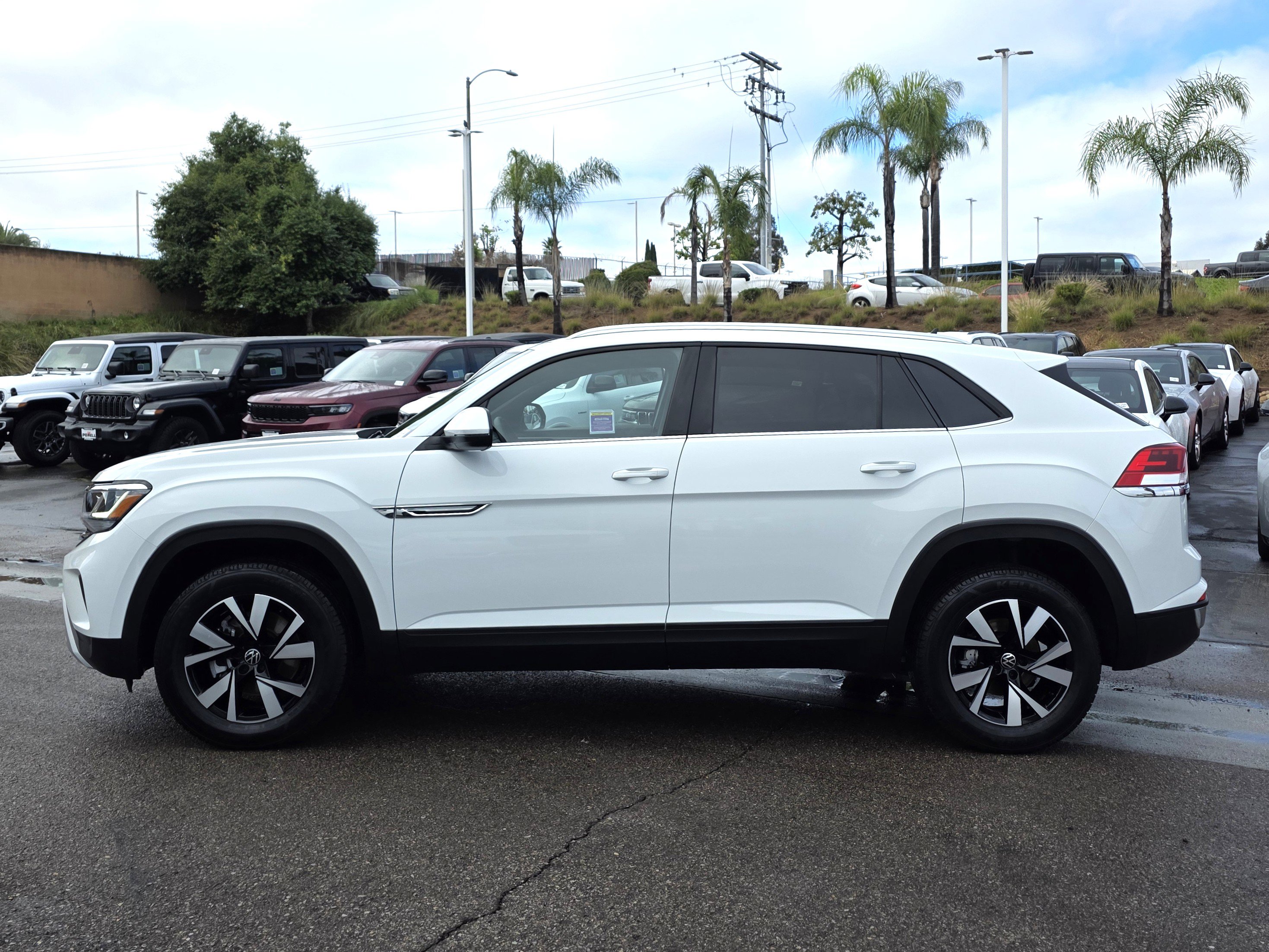 Used 2023 Volkswagen Atlas Cross Sport SE image 2